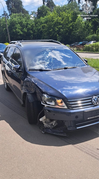 У столиці водій Volkswagen спричинив аварію, пошкодивши чотири припарковані машини. 5