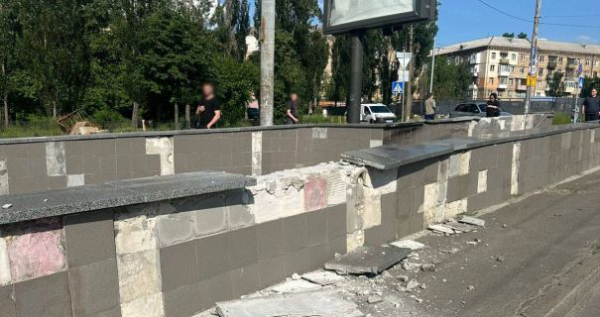 У столиці автомобіль іноземного виробництва врізався у підземний перехід: є жертви.