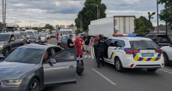 На Кільцевій дорозі в Києві внаслідок дорожньо-транспортної пригоди виникла корок у напрямку Жулянського мосту. 2