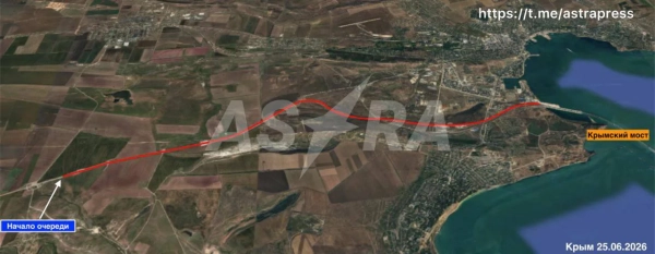 За інформацією ASTRA, на виїзді з Криму утворився затор довжиною 15 кілометрів, а вночі рух по Кримському мосту був зупинений. 2