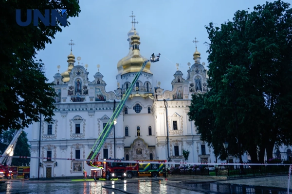 У Києві, на території Лаври та Мистецького арсеналу, продовжуються роботи з ліквідації займань, спричинених потужним обстрілом з боку російських військ. 24 У Києві, на території Лаври та Мистецького арсеналу, продовжуються роботи з ліквідації займань, спричинених потужним обстрілом з боку російських військ. 22