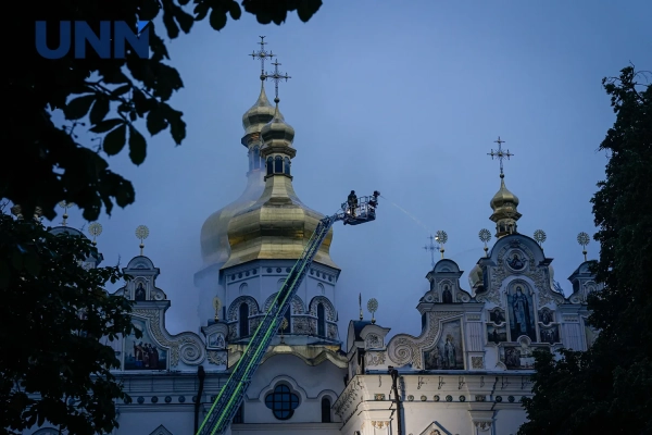 У Києві, на території Лаври та Мистецького арсеналу, продовжуються роботи з ліквідації займань, спричинених потужним обстрілом з боку російських військ. 22 У Києві, на території Лаври та Мистецького арсеналу, продовжуються роботи з ліквідації займань, спричинених потужним обстрілом з боку російських військ. 20