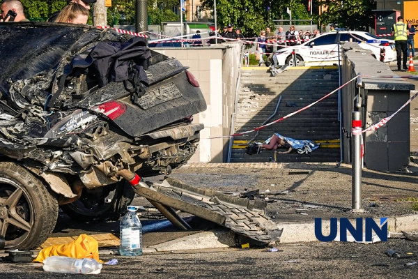 Mercedes врізався в тунель у Києві: повна інформація та унікальні фото з місця трагічної аварії 13 Mercedes врізався в тунель у Києві: повна інформація та унікальні фото з місця трагічної аварії 11