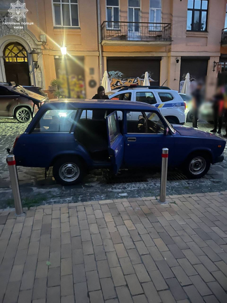 На Подолі в Києві поліція спіймала викрадачів запчастин для автомобілів одразу після скоєння злочину. 4