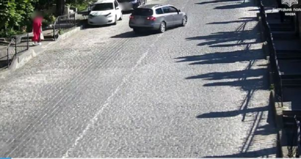Нетверезий водій у столиці намагався втекти від правоохоронців, рухаючись назад, та здійснив зіткнення з парканом. 2