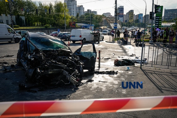 Головна 12 Mercedes врізався в тунель у Києві: повна інформація та унікальні фото з місця трагічної…
