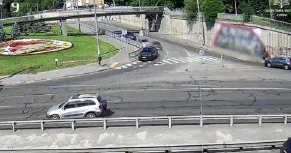 У Києві водій Volkswagen виїхав на зустрічну смугу і зіткнувся з двома автомобілями. 2