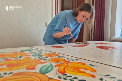 Яскраві картини замість сірих фанер: у столичному готелі "Україна" вибиті атакою РФ вікна стали об'єктом творчості дітей