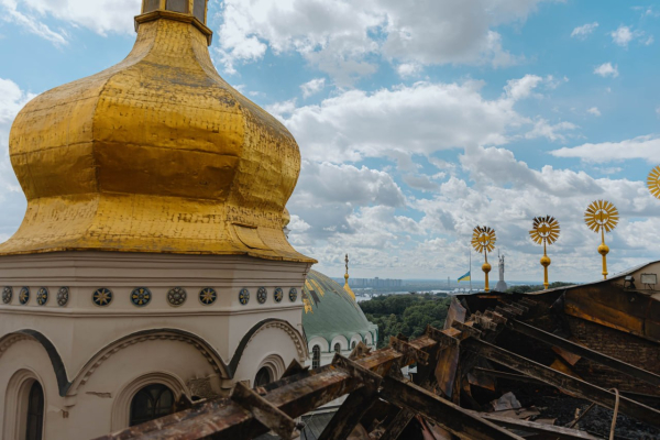 Зеленський здійснив візит до обстріляного Києво-Печерської лаври 16 Зеленський здійснив візит до обстріляного Києво-Печерської лаври 16