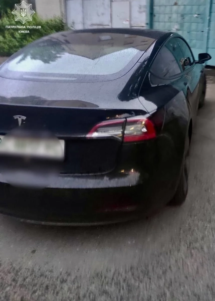 Нетверезий чоловік викрав Tesla зі станції технічного обслуговування після дорожнього інциденту в Києві. 3 У Києві після конфлікту на дорозі нетверезий чоловік викрав Tesla із заправки