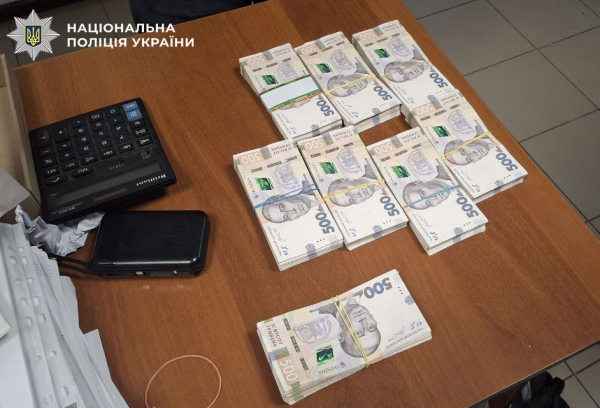 Фізичне насильство, брудні умови та вилучені документи: у столиці виявили групу, яка тримала у неволі 12 осіб 8 Фізичне насильство, брудні умови та вилучені документи: у столиці виявили групу, яка тримала у неволі 12 осіб 8