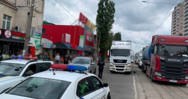 У столиці вантажний автомобіль спричинив смертельну ДТП за участю жінки.