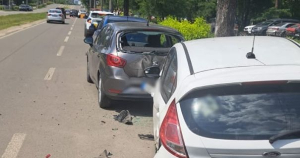 У столиці водій Volkswagen спричинив аварію, пошкодивши чотири припарковані машини. 4