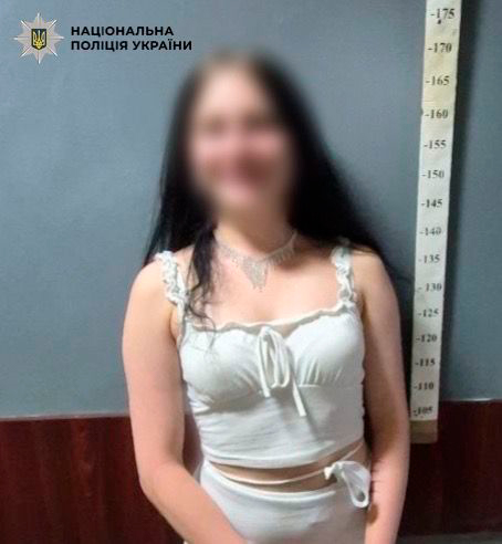 У Києві відвідувачка, отримавши відмову у продажу алкогольних напоїв, пошкодила двері супермаркету. 5