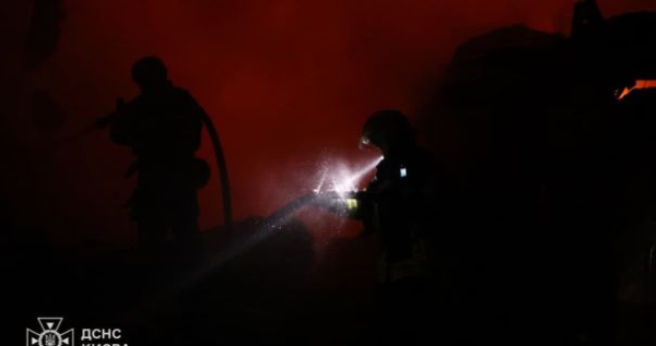 Київські вибухи: уламки збитої ракети впали на Дарницький район, спалахнула пожежа на складах 6