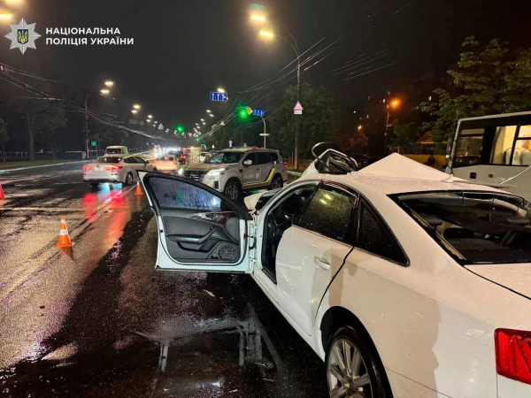 У Києві автомобіль виїхав на смугу протилежного напрямку та зіткнувся з вантажівкою. 4 У Києві автомобіль виїхав на смугу протилежного напрямку та зіткнувся з вантажівкою. 2