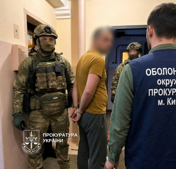 У Києві спіймали чоловіка, який збував зброю через поштові термінали. 4 У Києві затримали чоловіка за продаж зброї через поштомати