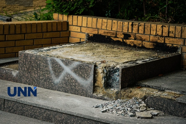 Пам'ятник Булгакову прибрали на київському Андріївському узвозі 9 Пам'ятник Булгакову прибрали на київському Андріївському узвозі 7
