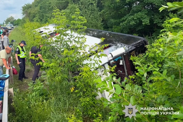 На Хмельниччині трапилася аварія з автобусом, який перевозив більше п'ятдесяти пасажирів до Болгарії. 6 На Хмельниччині трапилася аварія з автобусом, який перевозив більше п'ятдесяти пасажирів до Болгарії. 4