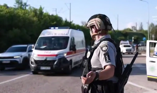 Перші моменти після того, як КАБи вдарили по Запоріжжю, зафіксували на нагрудні камери поліцейських. 2 Перші хвилини після удару КАБАами по Запоріжжю потрапили на бодікамери патрульних