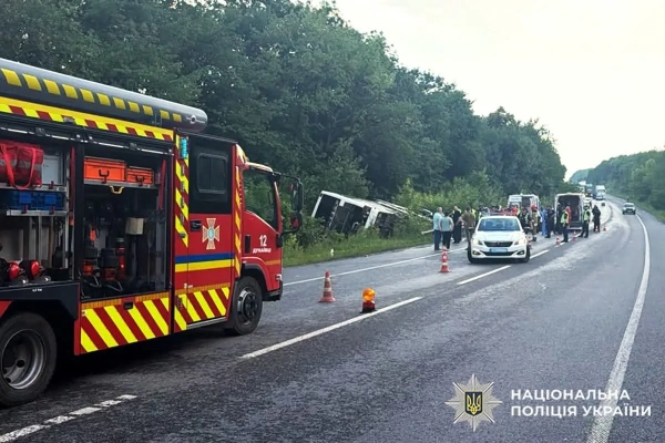 На Хмельниччині трапилася аварія з автобусом, який перевозив більше п'ятдесяти пасажирів до Болгарії. 4 На Хмельниччині перекинувся автобус із понад 50 пасажирами, який їхав до Болгарії