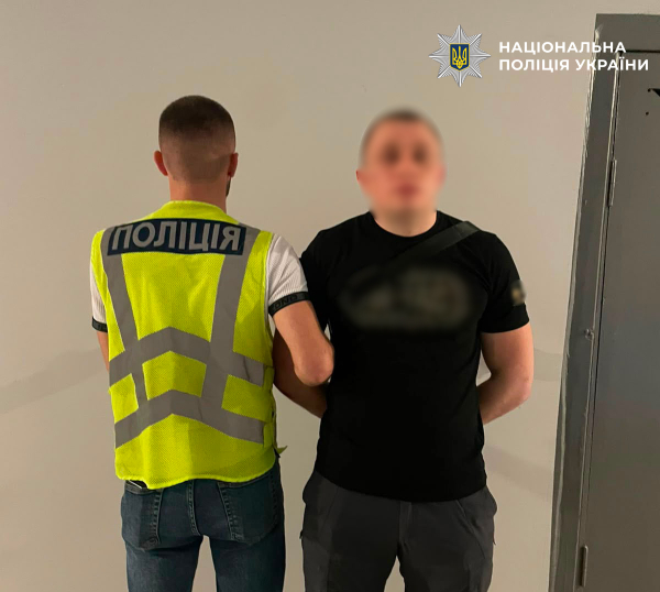 У Києві чоловік під виглядом знайомства привласнив телефон жінки. 4