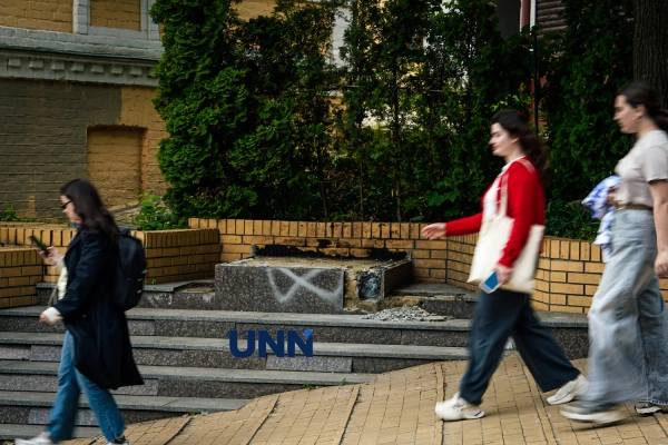 Пам'ятник Булгакову прибрали на київському Андріївському узвозі 6 На столичному Андріївському узвозі демонтували пам’ятник Булгакову
