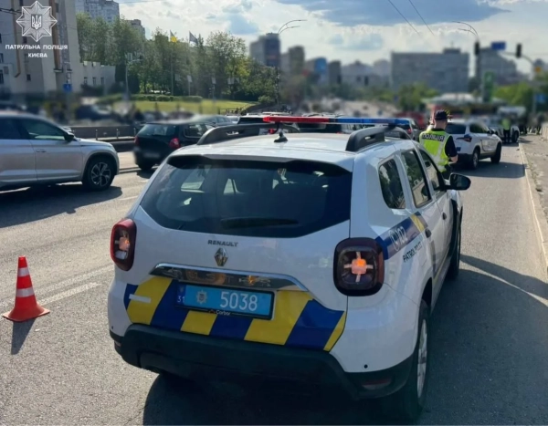 Головна 19 У Києві сталася ДТП: Mercedes врізався у підземний перехід.…