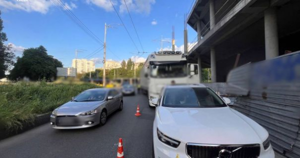 Дорожня пригода в столиці: проїзд по проспекту Леся Курбаса у напрямку Кільцевої дороги значно ускладнений. 2
