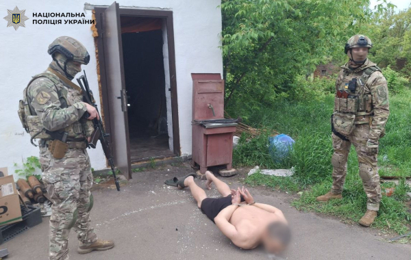 Фізичне насильство, брудні умови та вилучені документи: у столиці виявили групу, яка тримала у неволі 12 осіб 9 Фізичне насильство, брудні умови та вилучені документи: у столиці виявили групу, яка тримала у неволі 12 осіб 9