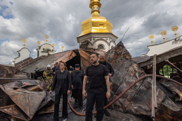 Зеленський здійснив візит до обстріляного Києво-Печерської лаври 13 Зеленський здійснив візит до обстріляного Києво-Печерської лаври 13