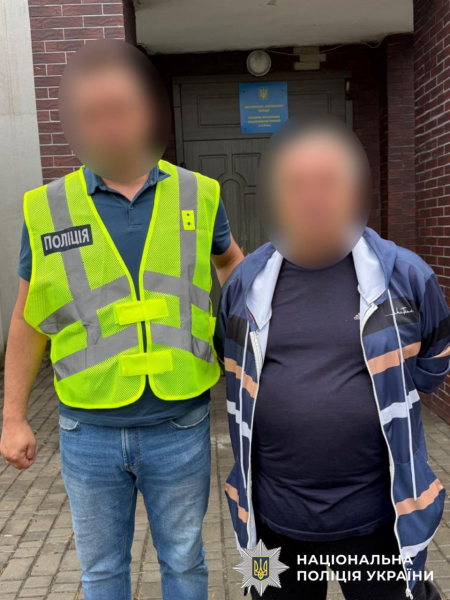 У столиці правоохоронці затримали двох іноземців, що перебували у розшуку Інтерполу. 6 У столиці правоохоронці затримали двох іноземців, що перебували у розшуку Інтерполу. 6