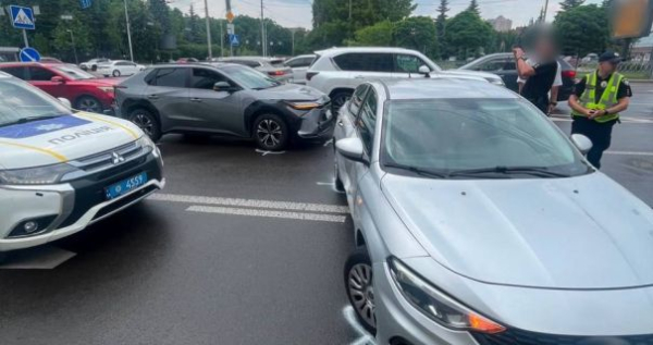 Рух транспорту в Києві на вулиці Липківського ускладнений через дорожньо-транспортну пригоду. 2
