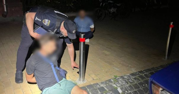 На Подолі в Києві поліція спіймала викрадачів запчастин для автомобілів одразу після скоєння злочину. 3