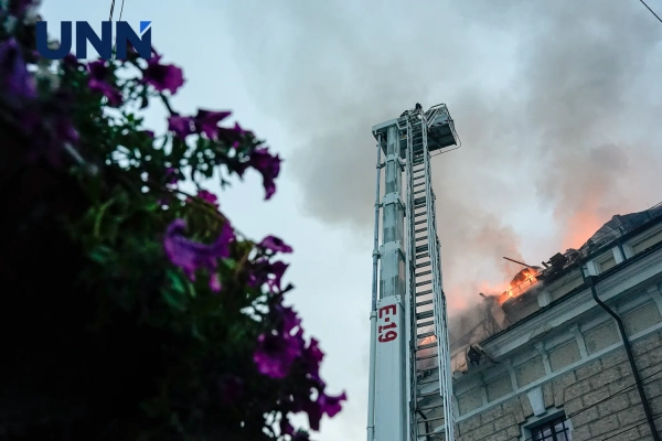 У Києві, на території Лаври та Мистецького арсеналу, продовжуються роботи з ліквідації займань, спричинених потужним обстрілом з боку російських військ. 20 У Києві, на території Лаври та Мистецького арсеналу, продовжуються роботи з ліквідації займань, спричинених потужним обстрілом з боку російських військ. 18