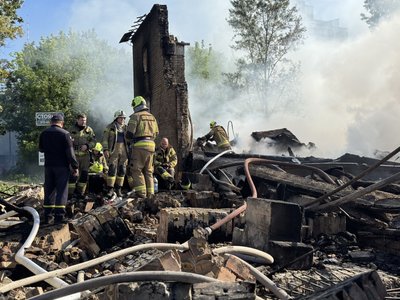 Рятувальники гасять пожежу на території кіностудії Довженка, 15 червня 2026 року