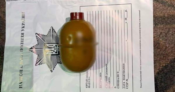 У столиці затримали чоловіка, який зберігав вдома гранату та детонатори. 4