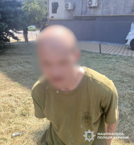 У Києві чоловік у стані сп'яніння пошкодив металевою арматурою скло у п'ятьох транспортних засобах. 6