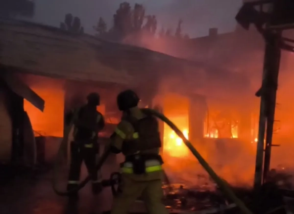 Наслідки нападу на Київ: палаючі кіоски на Шулявці, під ударом кінофабрика імені Довженка 2 Наслідки атаки на Київ: горять МАФи на Шулявці, під ударом кіностудія імені Довженка