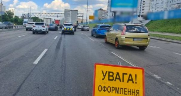 На проспекті Бажана в Києві сталася дорожньо-транспортна пригода, через що ускладнено рух транспорту в напрямку Харківської площі. 2