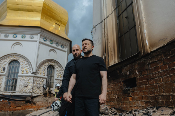 Зеленський здійснив візит до обстріляного Києво-Печерської лаври 15 Зеленський здійснив візит до обстріляного Києво-Печерської лаври 15