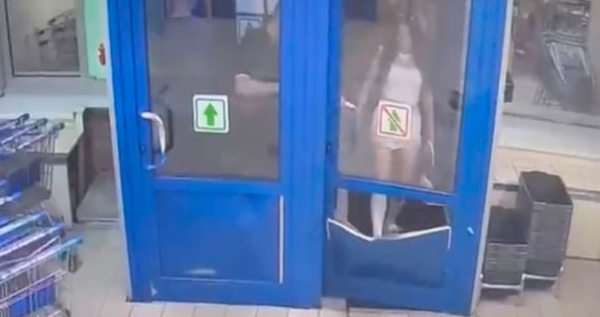 У Києві відвідувачка, отримавши відмову у продажу алкогольних напоїв, пошкодила двері супермаркету. 4