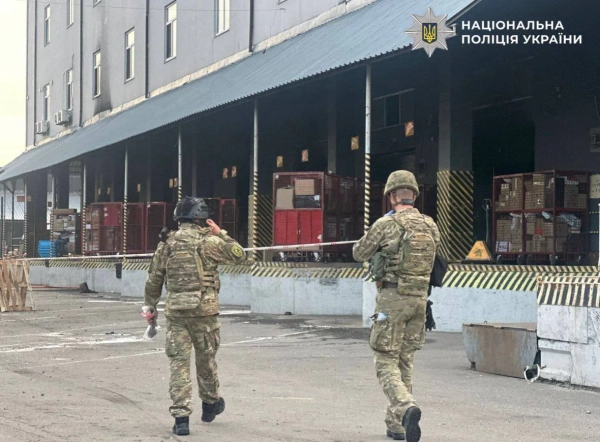 У столиці на поштову станцію надійшов вибух, є жертви та постраждалі. 6 У столиці на поштову станцію надійшов вибух, є жертви та постраждалі. 4