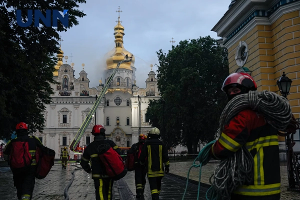 У Києві, на території Лаври та Мистецького арсеналу, продовжуються роботи з ліквідації займань, спричинених потужним обстрілом з боку російських військ. 14 У Лаврі та Мистецькому арсеналі у Києві триває гасіння пожеж після масованого удару рф