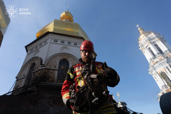 Пожежа у Лаврі після атаки "Шахеда": наслідки роботи рятувальників 13 Пожежа у Лаврі після атаки "Шахеда": наслідки роботи рятувальників 13