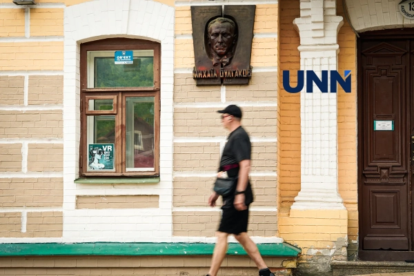 Пам'ятник Булгакову прибрали на київському Андріївському узвозі 8 Пам'ятник Булгакову прибрали на київському Андріївському узвозі 6
