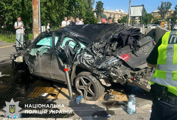 Головна 13 Водія Mercedes, який в’їхав у підземний перехід, забрали до лікарні — ексклюзивні деталі страшної…