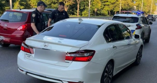 У столиці правоохоронці затримали двох іноземців, що перебували у розшуку Інтерполу. 4