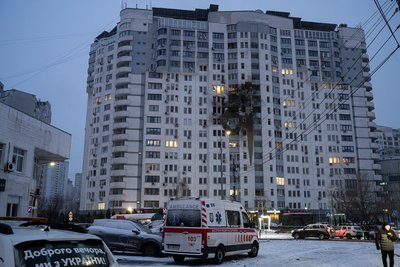 На місці атаки російського безпілотника у Києві 9 січня 2026 року, де загинув медик та отримали поранення рятувальники ДСНС під час повторного удару
