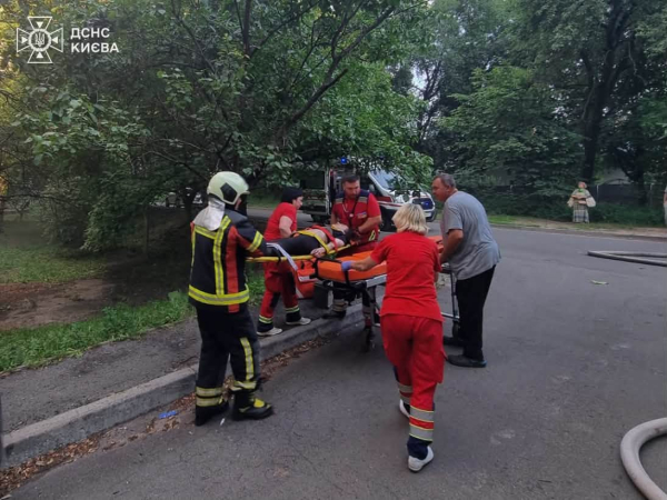 Пожежа в Києві: жінка випала з балкона палаючої квартири, рятуючись 7 Пожежа в Києві: жінка випала з балкона палаючої квартири, рятуючись 7